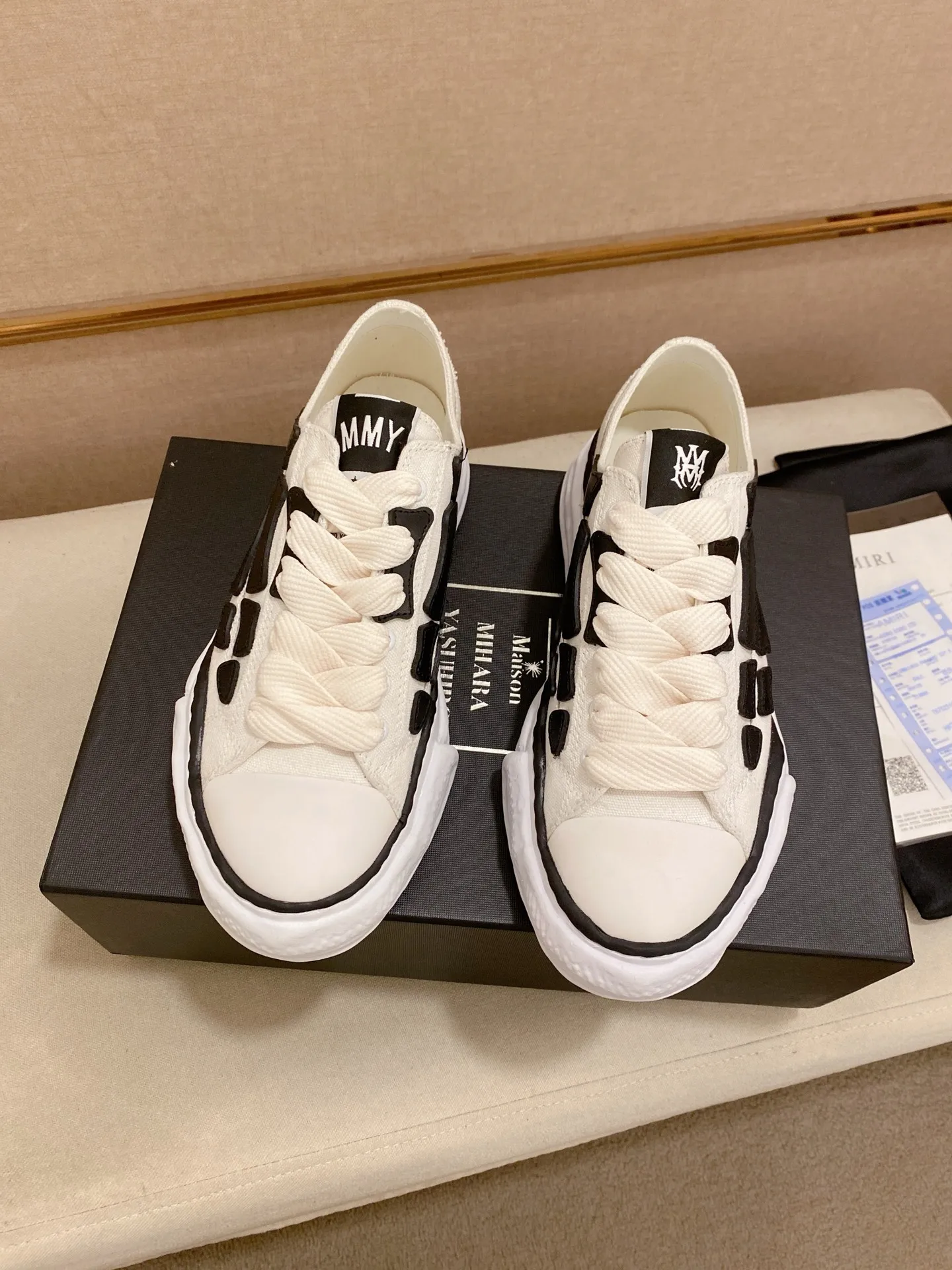 Men's shoes 💰: 580💰 High version [AMIRI] high-end men's shoes brand official website 1:1 latest masterpiece: original mold customization, the fabric is made of imported original materials, upgraded foam outsole, lighter and non-slip. The market's top quality, simple yet tasteful, a must-have for fashionistas, fashionable at your feet, full of confidence, the same style at the counter 👍The summer season is here. Code: 39-44. Can be customized45